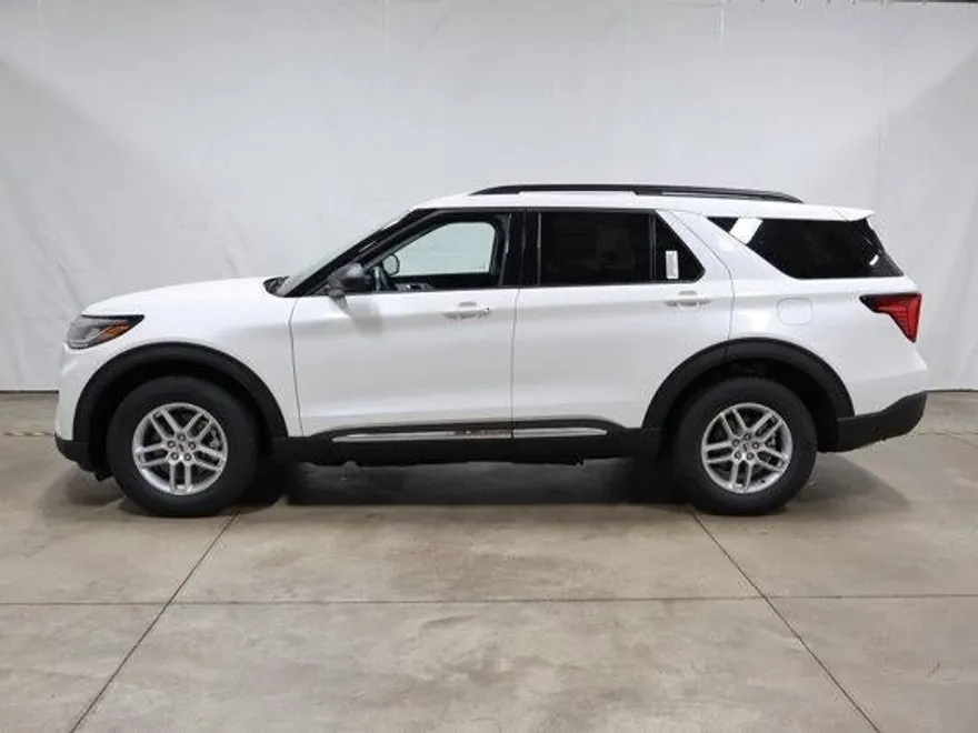 2025 Ford Explorer photo 1