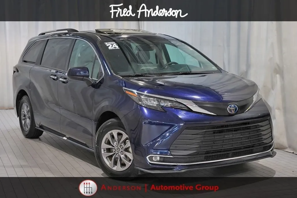 2024 Toyota Sienna XLE photo 1