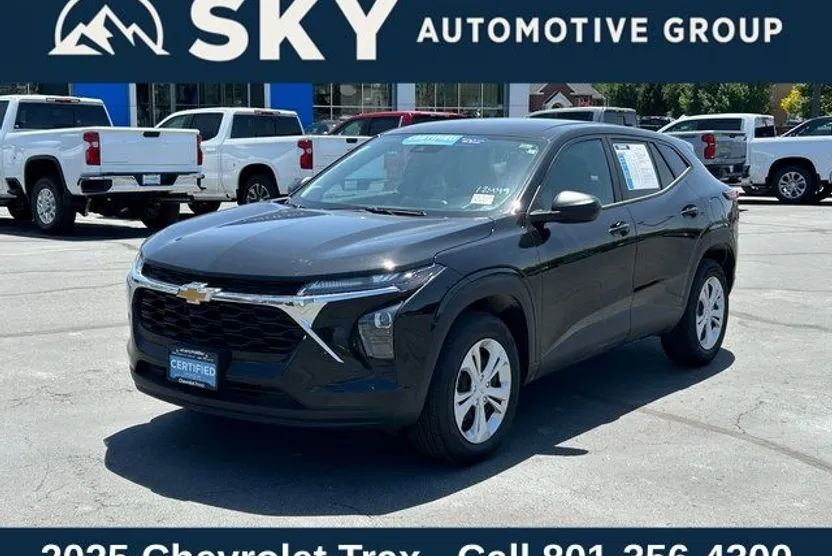 2025 Chevrolet Trax LS photo 1