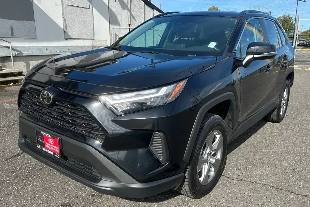 2024 Toyota RAV4 XLE photo 1