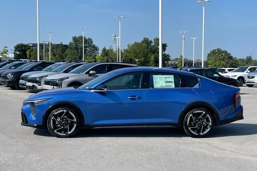2025 Kia K4 GT-Line photo 1