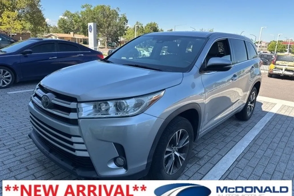 2017 Toyota Highlander LE Plus photo 1