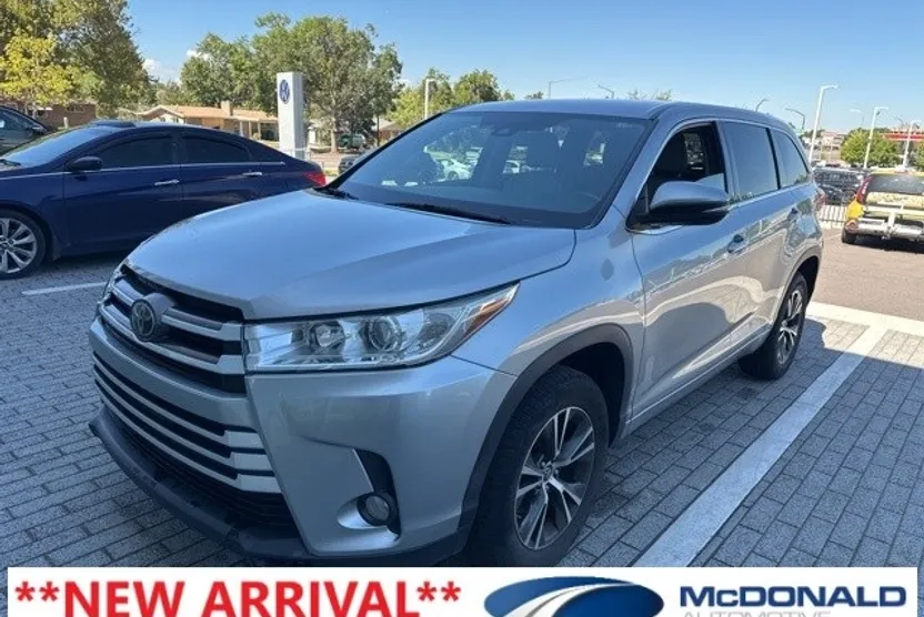 2017 Toyota Highlander LE Plus photo 1