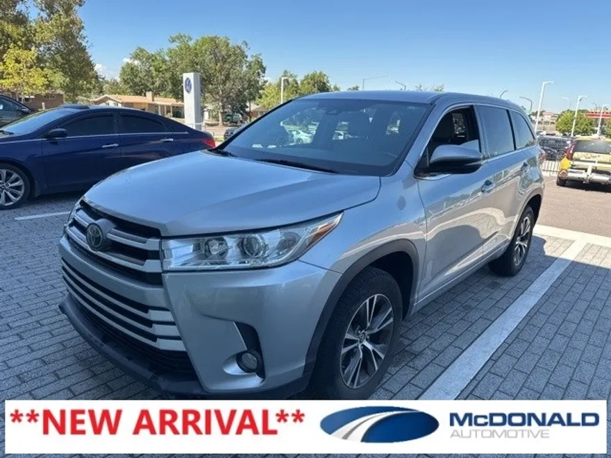 2017 Toyota Highlander LE Plus photo 1