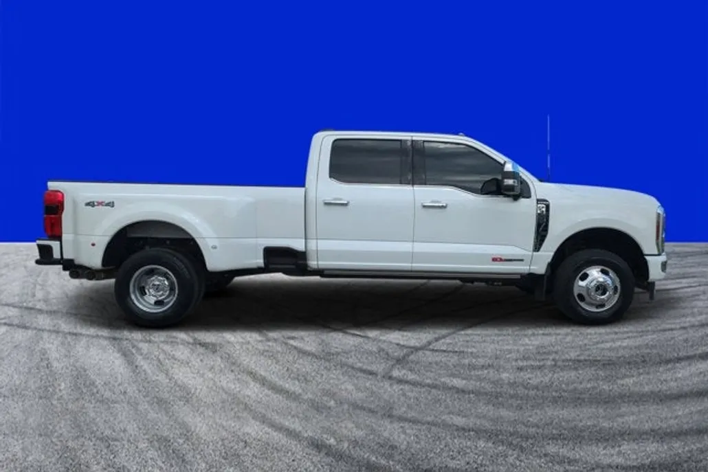2024 Ford F-350 Platinum photo 1
