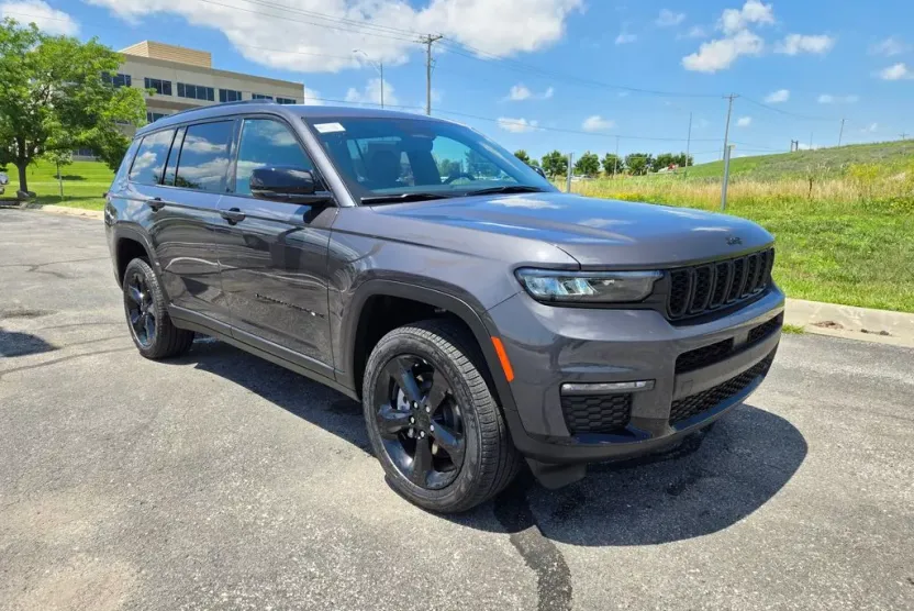 2025 Jeep Grand Cherokee Limited photo 1