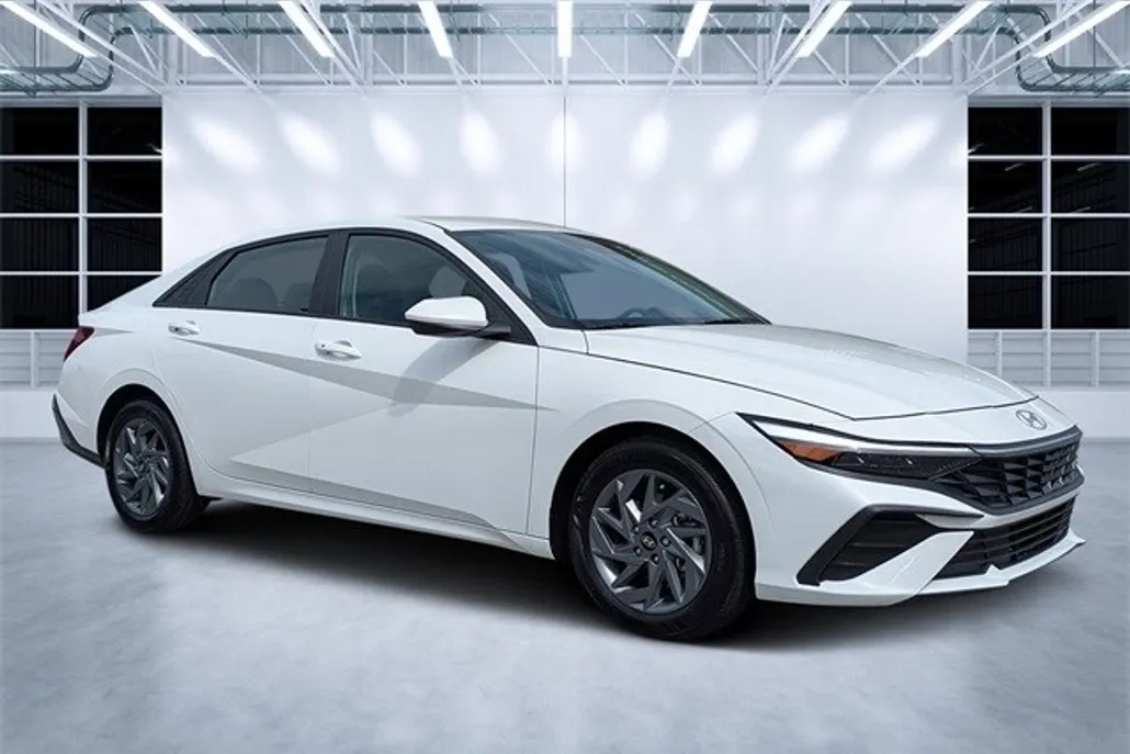 2024 Hyundai Elantra SEL photo 1