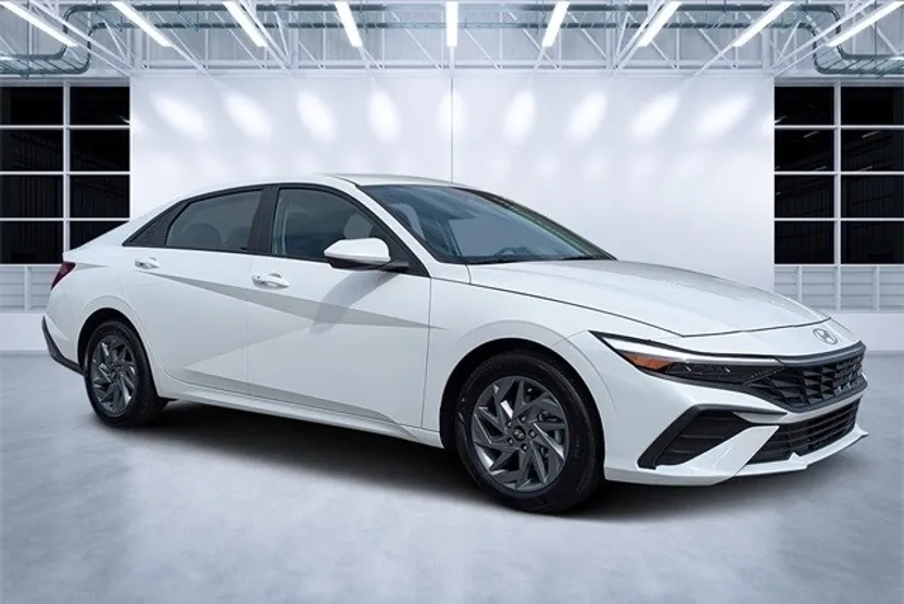 2024 Hyundai Elantra SEL photo 1