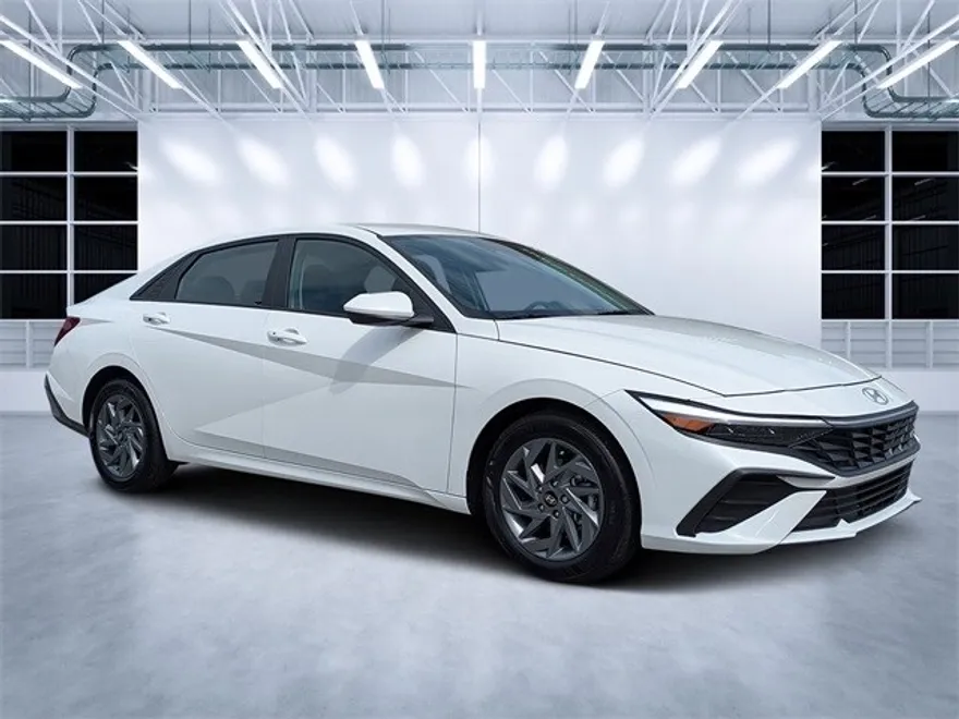 2024 Hyundai Elantra SEL photo 1