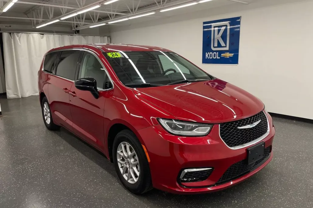 2024 Chrysler Pacifica Touring L photo 1