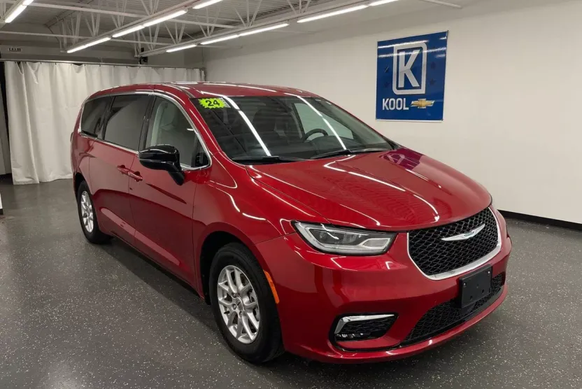 2024 Chrysler Pacifica Touring L photo 1