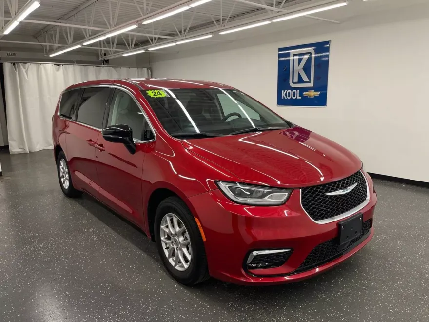 2024 Chrysler Pacifica Touring L photo 1