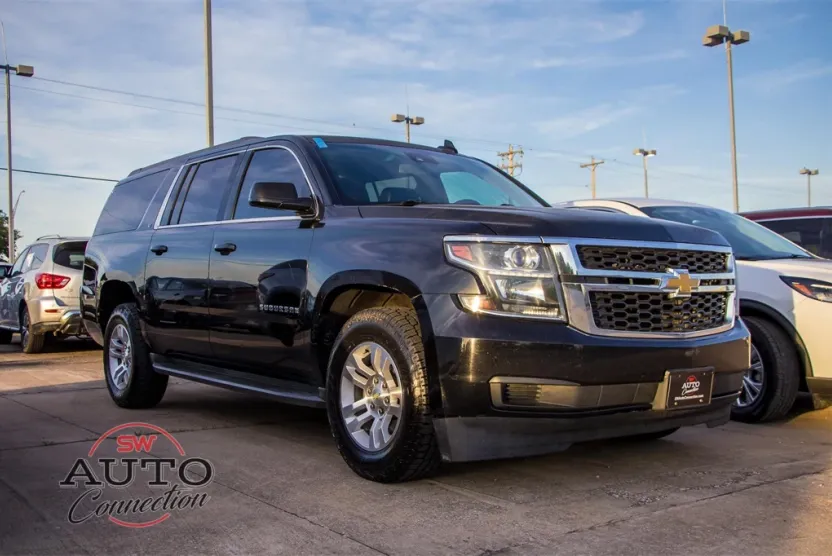2016 Chevrolet Suburban LT photo 1