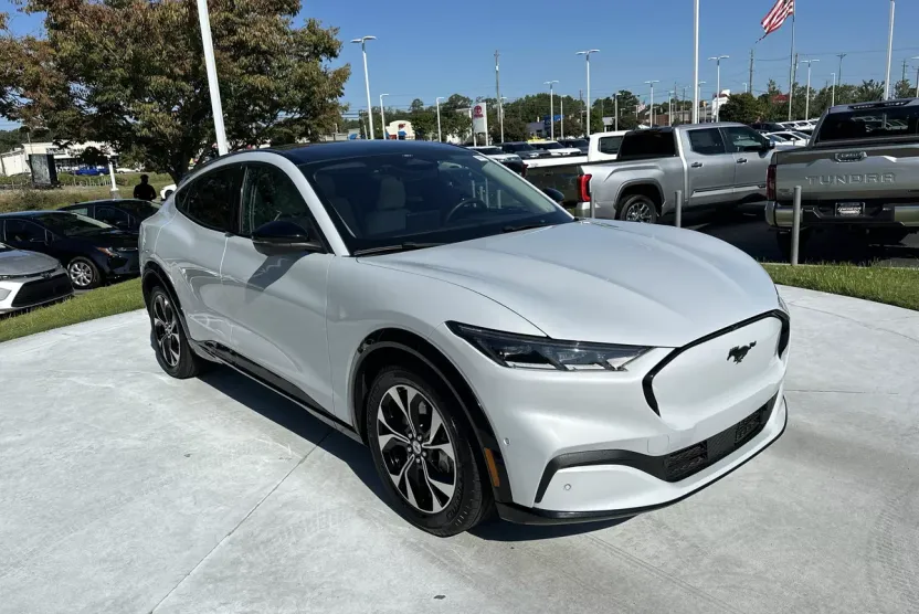 2022 Ford Mustang Mach-E Premium photo 1