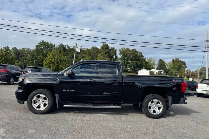 2017 Chevrolet Silverado 1500 LT Z71 photo 1