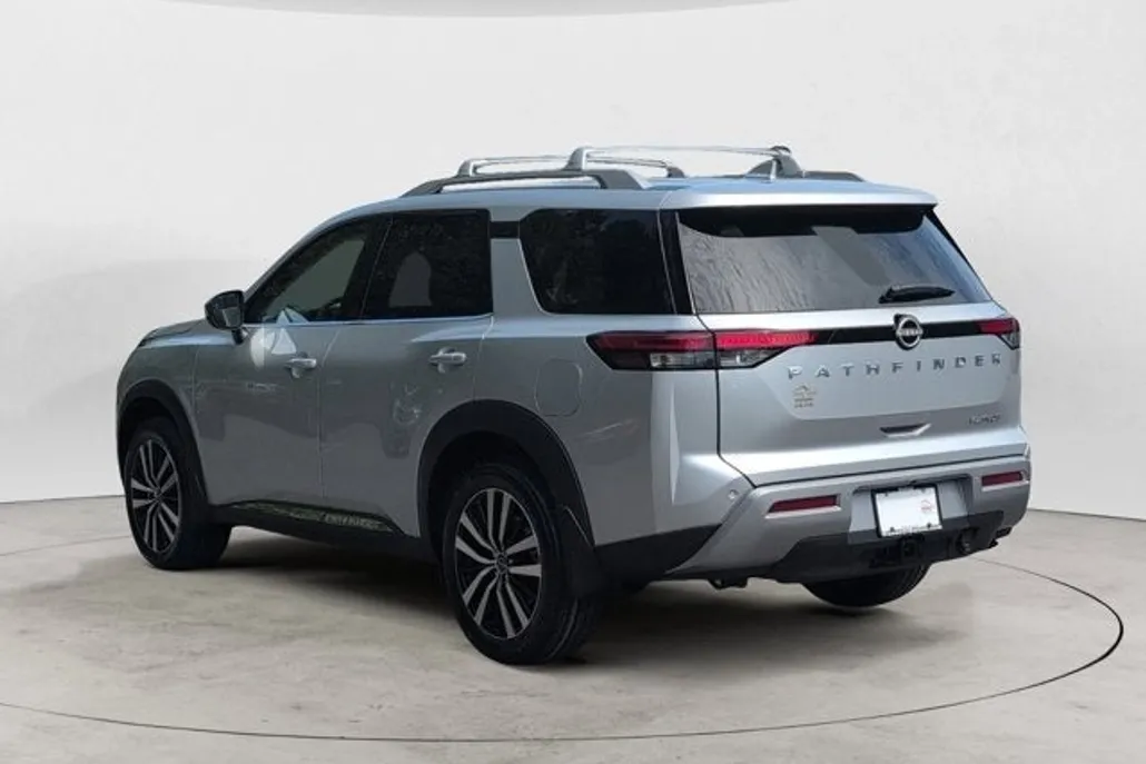 2025 Nissan Pathfinder Platinum photo 1