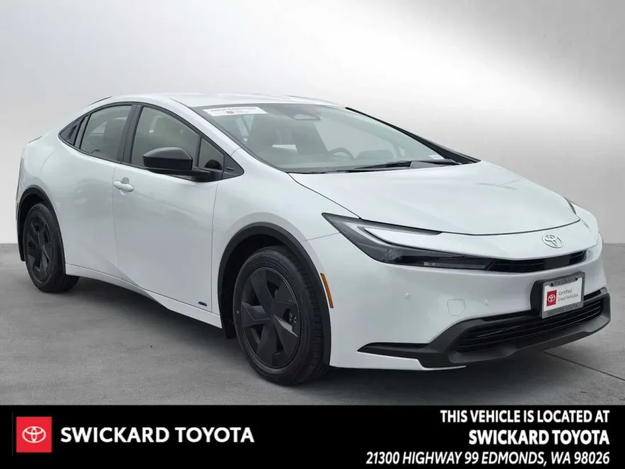 2025 Toyota Prius LE photo 1