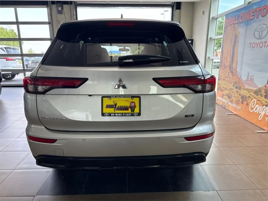 2022 Mitsubishi Outlander Black Edition photo 1