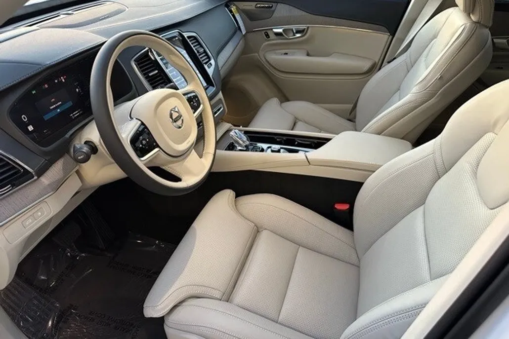 2025 Volvo XC90 T8 photo 1