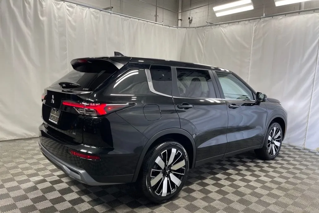 2025 Mitsubishi Outlander SE photo 1