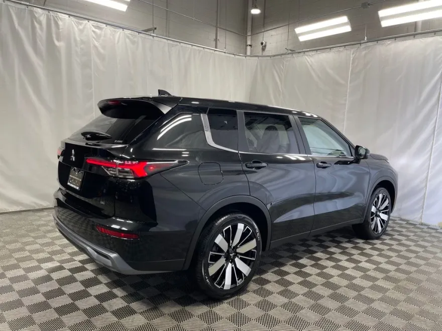 2025 Mitsubishi Outlander SE photo 1