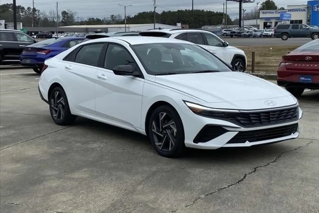 2025 Hyundai Elantra SE Sport photo 1