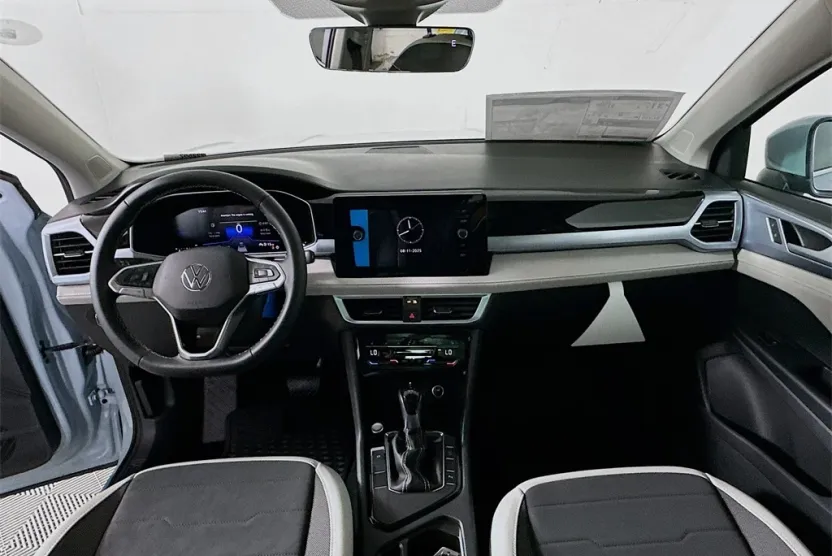 2025 Volkswagen Taos SE photo 1