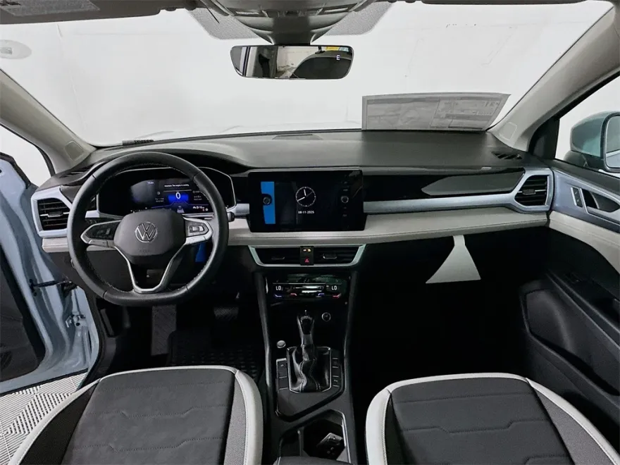 2025 Volkswagen Taos SE photo 1