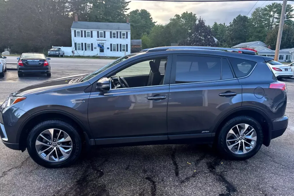 2017 Toyota RAV4 Hybrid XLE photo 1