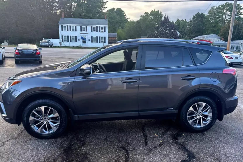 2017 Toyota RAV4 Hybrid XLE photo 1