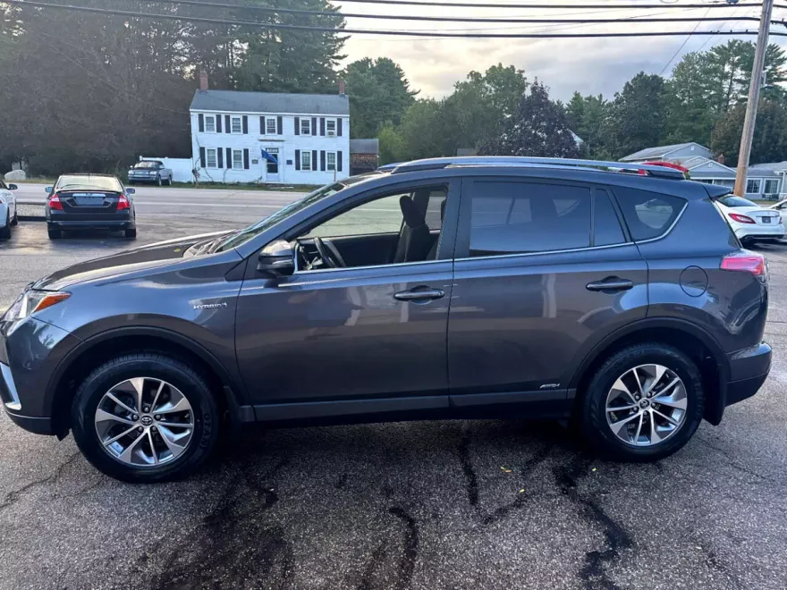 2017 Toyota RAV4 Hybrid XLE photo 1