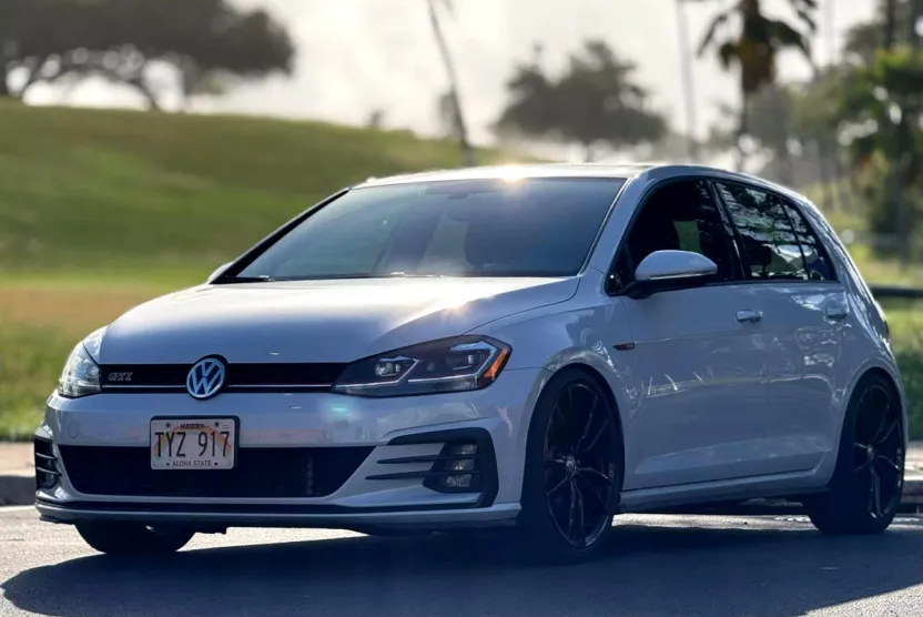 2019 Volkswagen Golf GTI SE photo 1