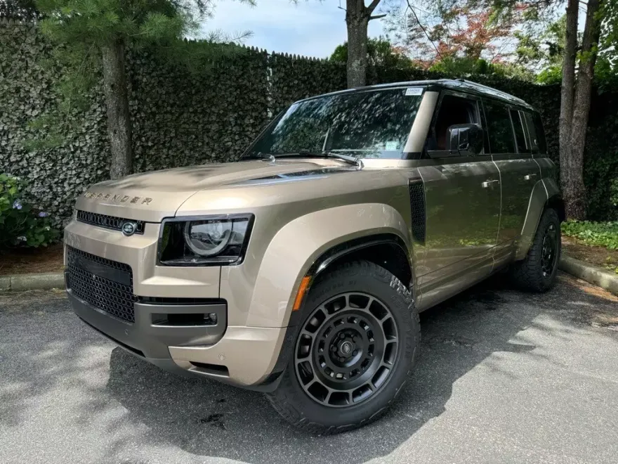 2025 Land Rover Defender 110 photo 1