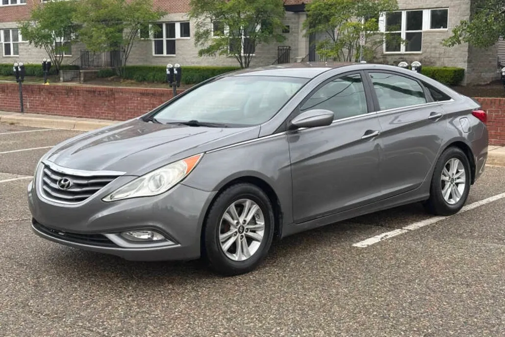 2013 Hyundai Sonata GLS photo 1