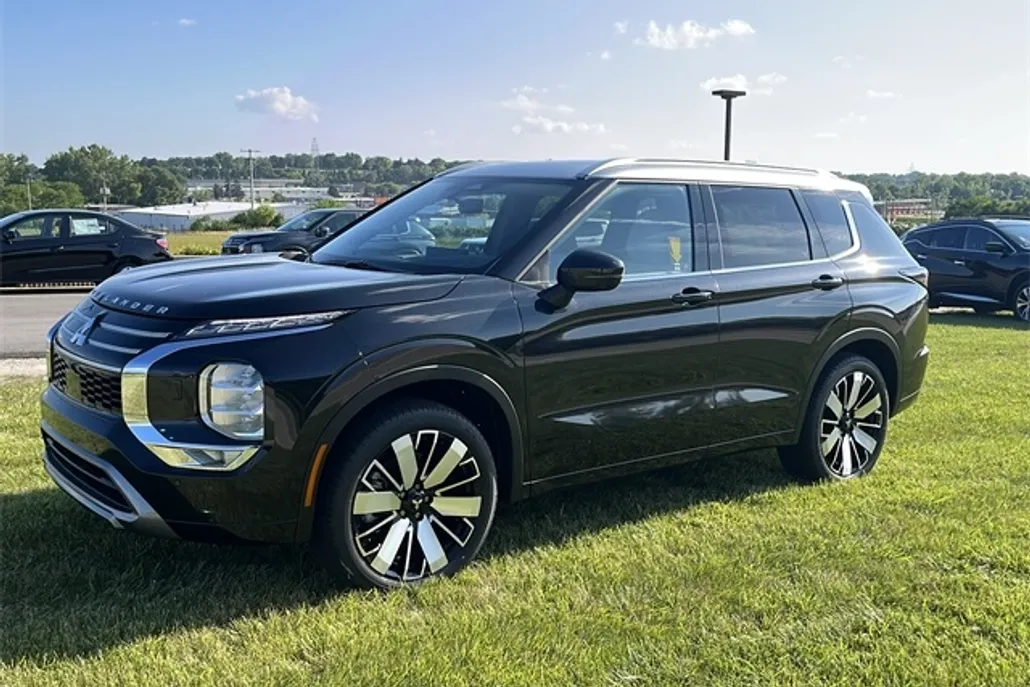 2025 Mitsubishi Outlander SEL photo 1