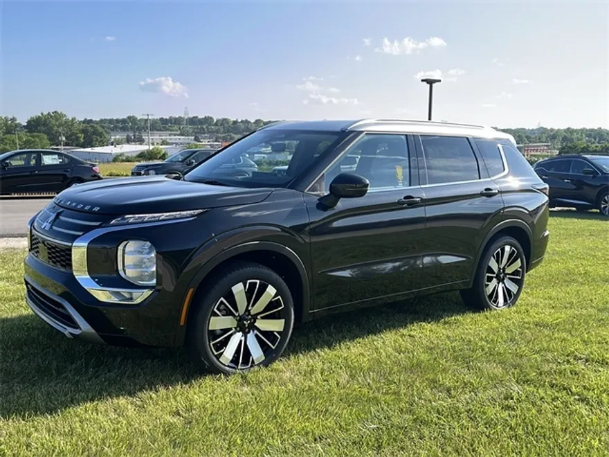 2025 Mitsubishi Outlander SEL photo 1