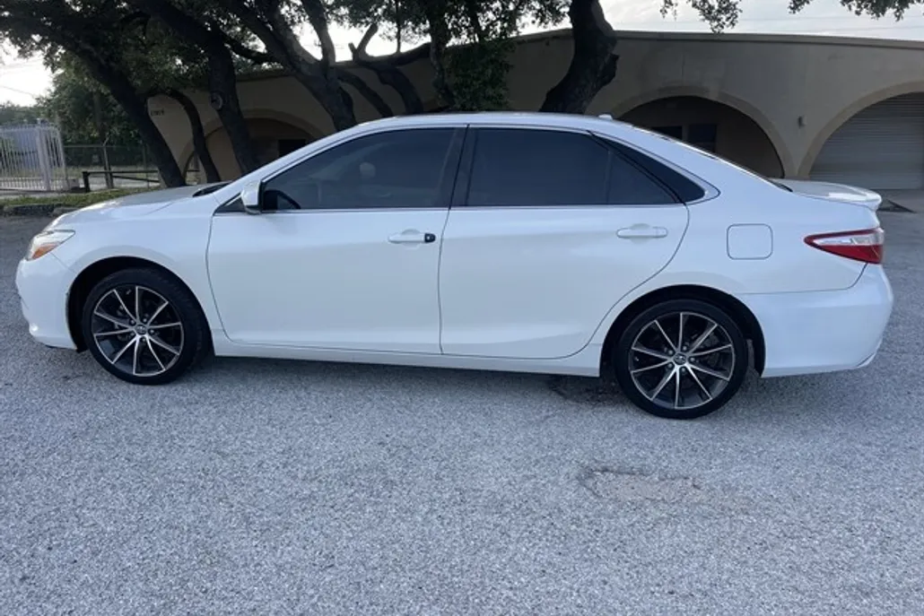 2017 Toyota Camry LE photo 1