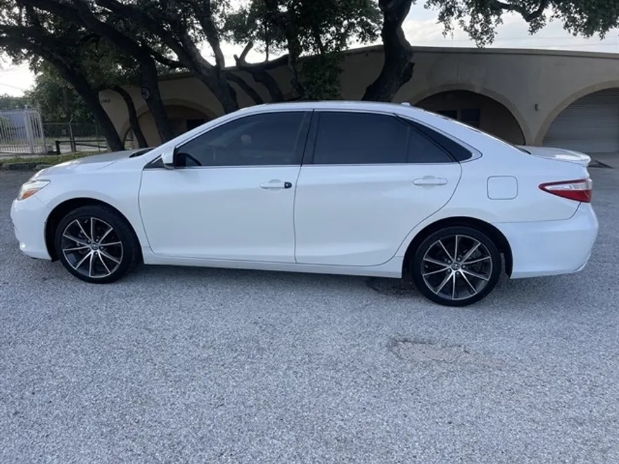 2017 Toyota Camry LE photo 1