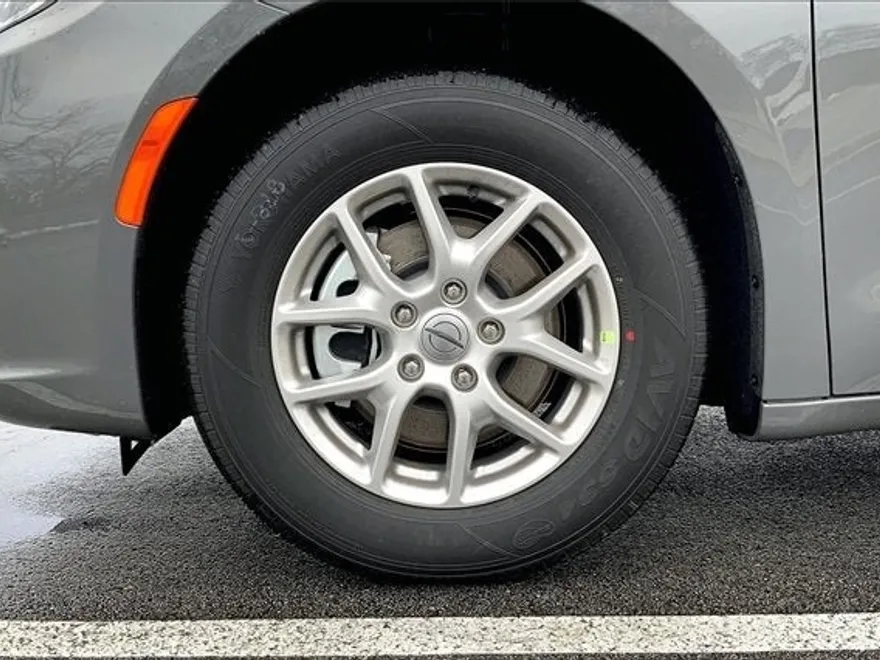 2025 Chrysler Pacifica photo 12