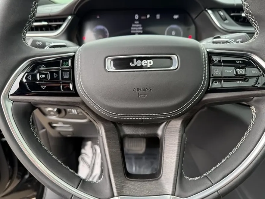 2025 Jeep Grand Cherokee Overland photo 28