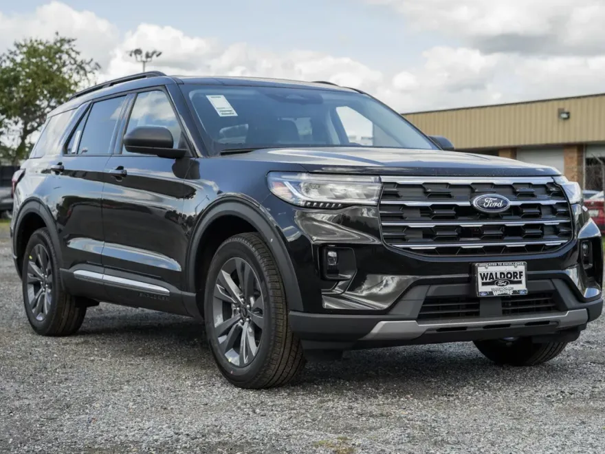 2025 Ford Explorer photo 1