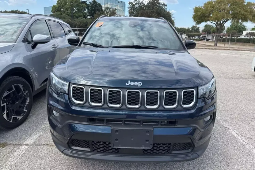 2024 Jeep Compass Latitude photo 1