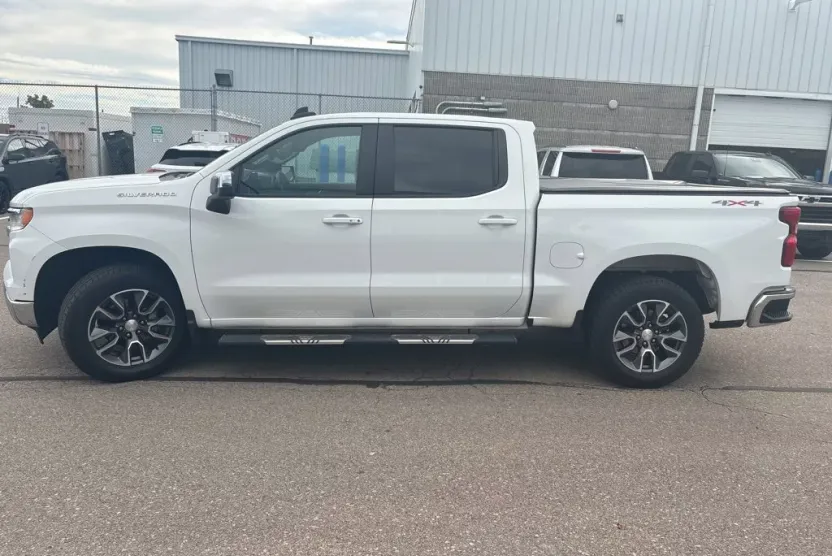 2022 Chevrolet Silverado 1500 LT photo 1