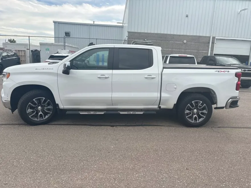 2022 Chevrolet Silverado 1500 LT photo 1
