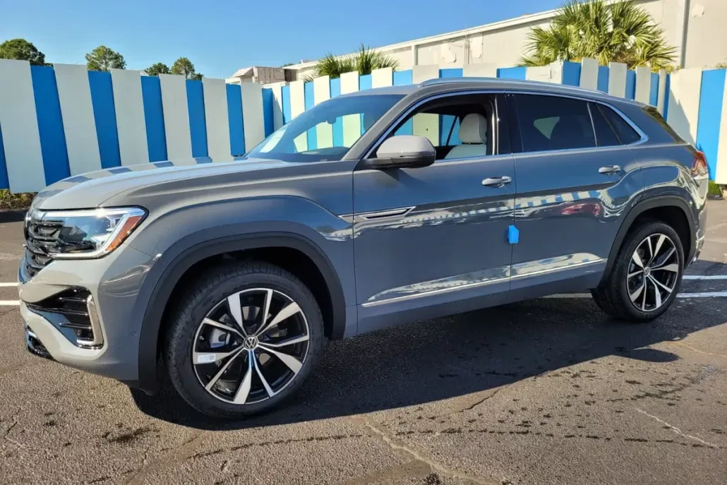 2026 Volkswagen Atlas Cross Sport SEL Premium R-Line photo 1