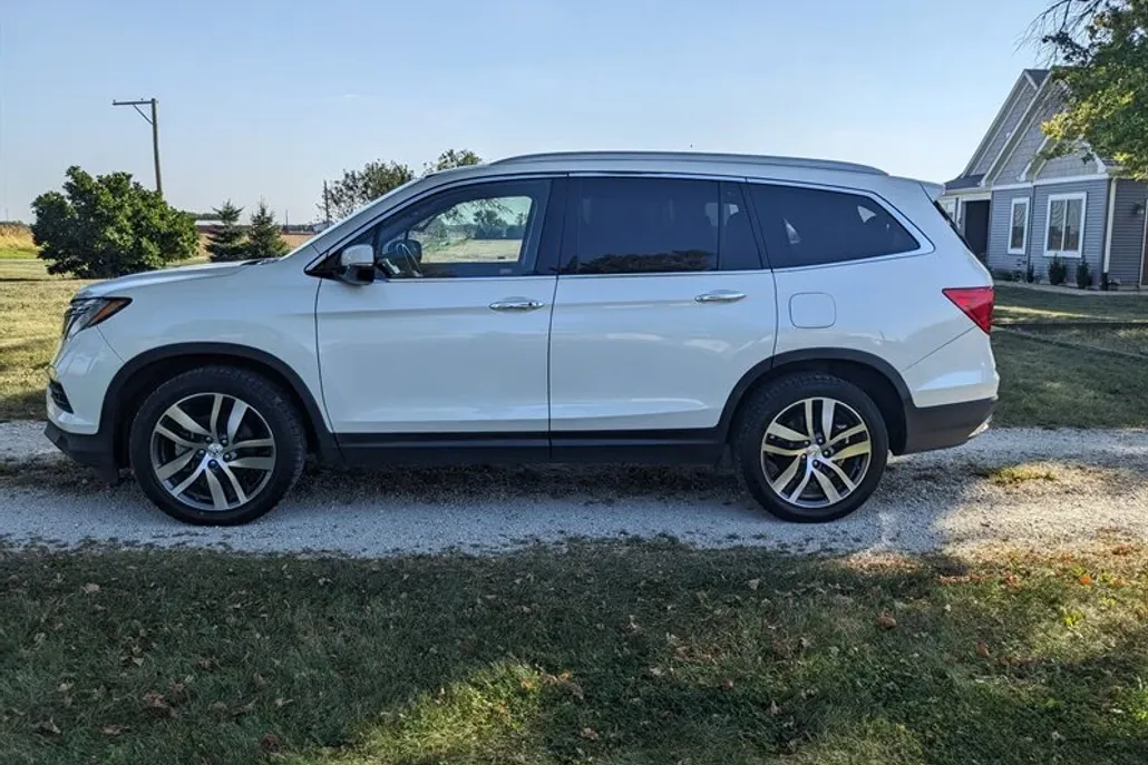 2016 Honda Pilot Elite photo 1