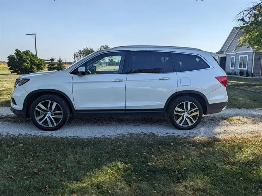 2016 Honda Pilot Elite photo 1