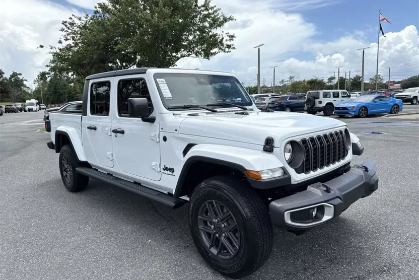 2025 Jeep Gladiator Sport S photo 1