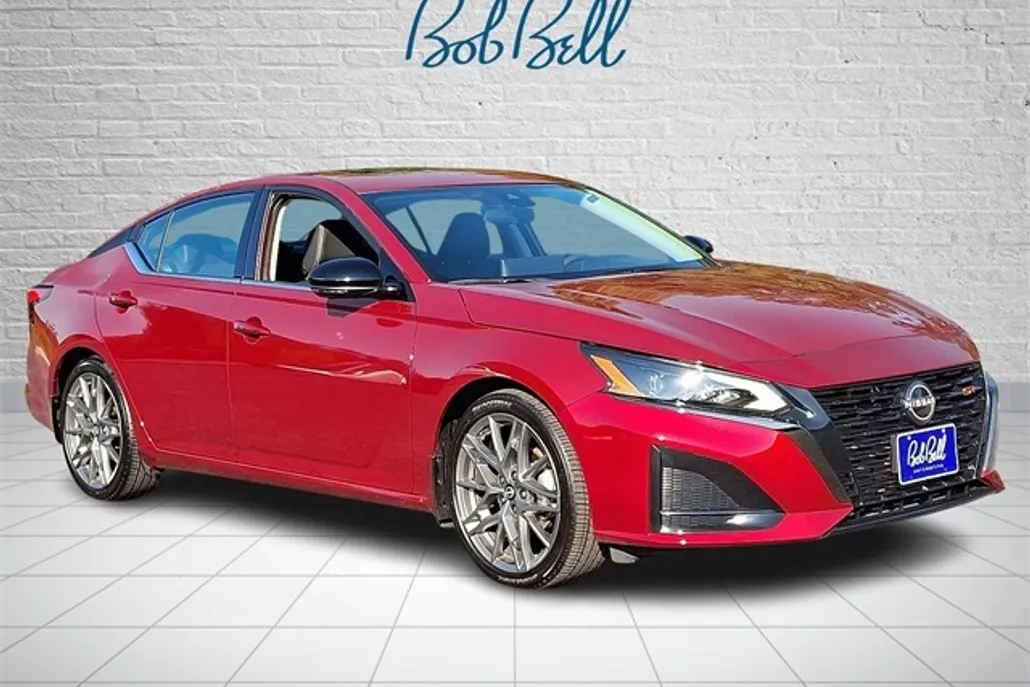 2024 Nissan Altima SR photo 1