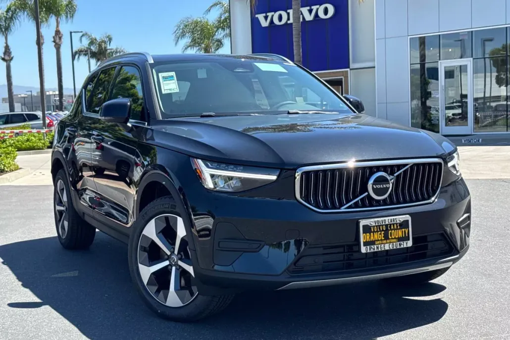 2025 Volvo XC40 Core photo 1